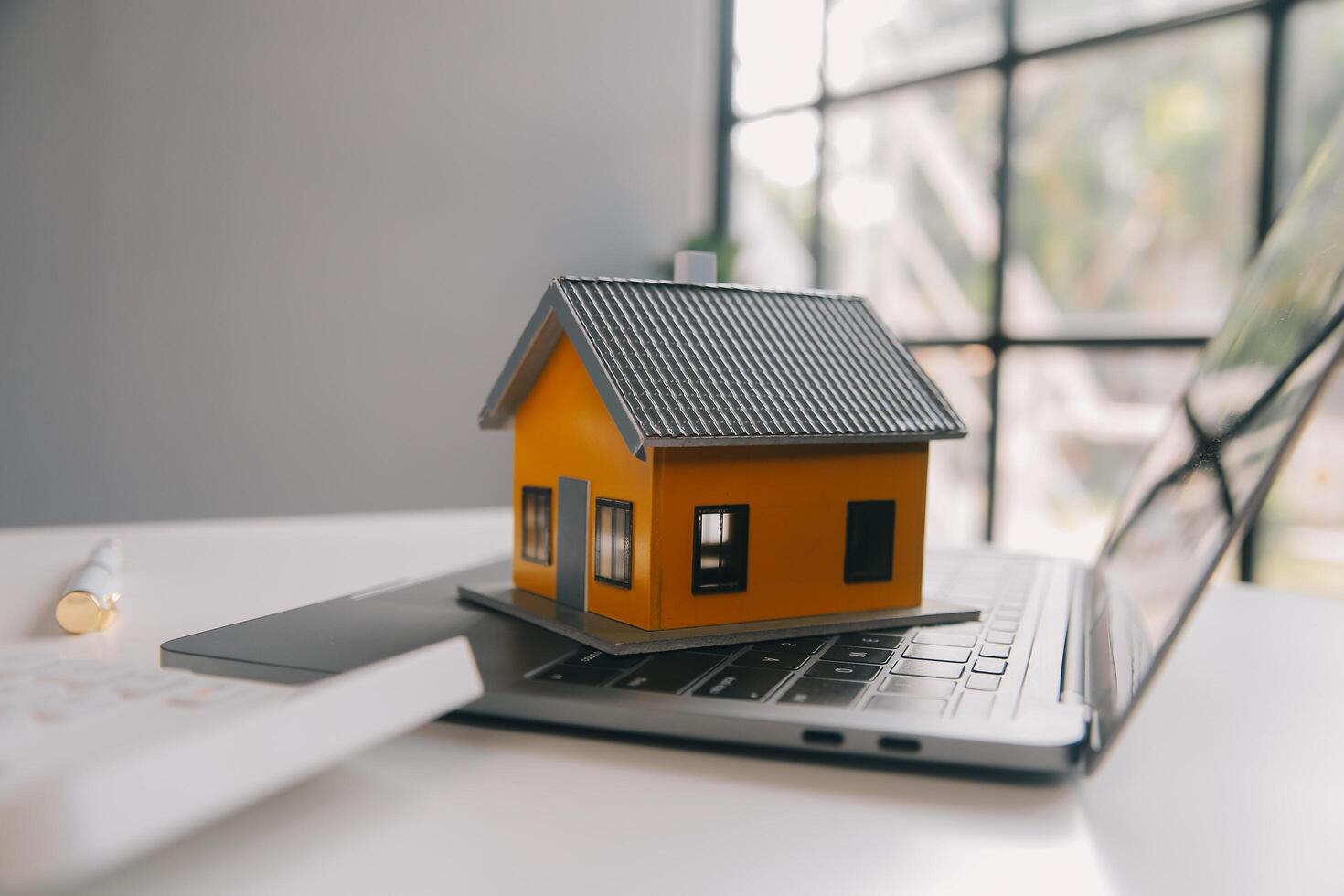 real estate agent Delivering sample homes to customers, mortgage loan contracts. Make a contract for hire purchase and sale of a house. and home insurance contracts, home mortgage loan concepts photo
