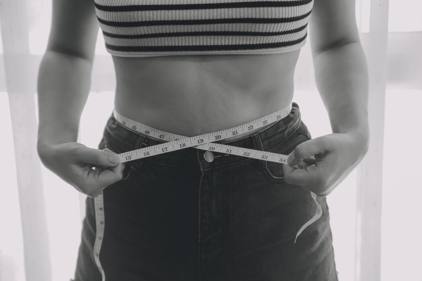 mujer cuerpo grasa barriga. obeso mujer mano participación excesivo barriga gordo. dieta estilo de vida concepto a reducir barriga y forma arriba sano estómago músculo. foto