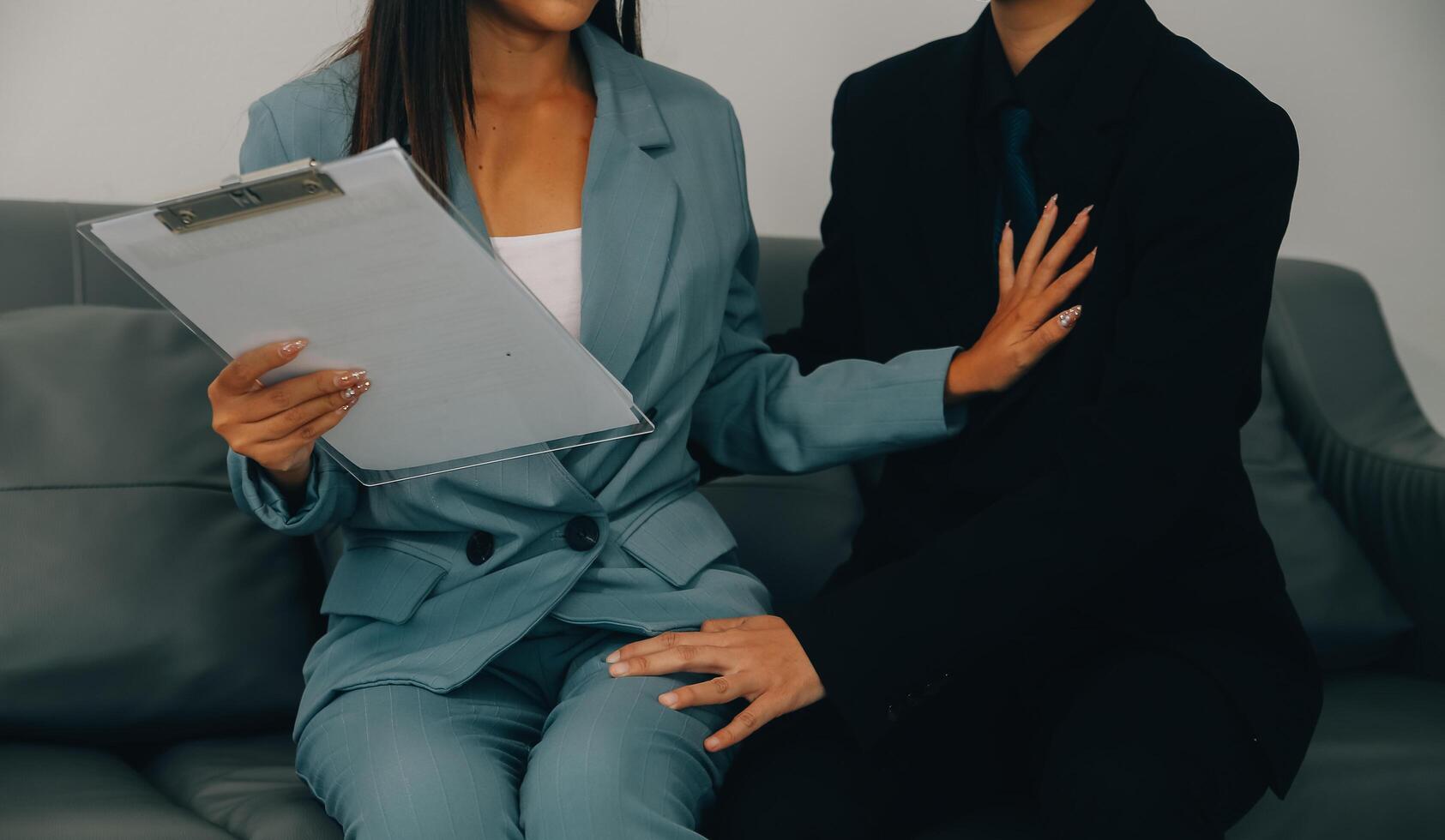 sexual acoso en lugar de trabajo. infeliz hembra empleado mirando a mano de jefe toque a su hombro y sensación disgustado. foto