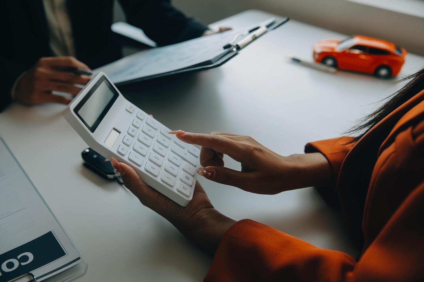 de cerca asiático masculino personas coche vendedor o ventas gerente ofertas a vender un coche y explica y lee el condiciones de firma un coche contrato y seguro. foto