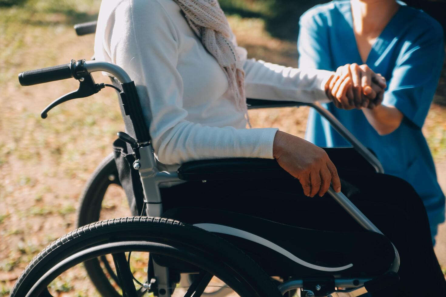 mayor médico asiático personas con paciente, físico chequeos y ánimo para tratamiento de reumatismo y cáncer el concepto de salud seguro para el mayor y salud cuidado foto