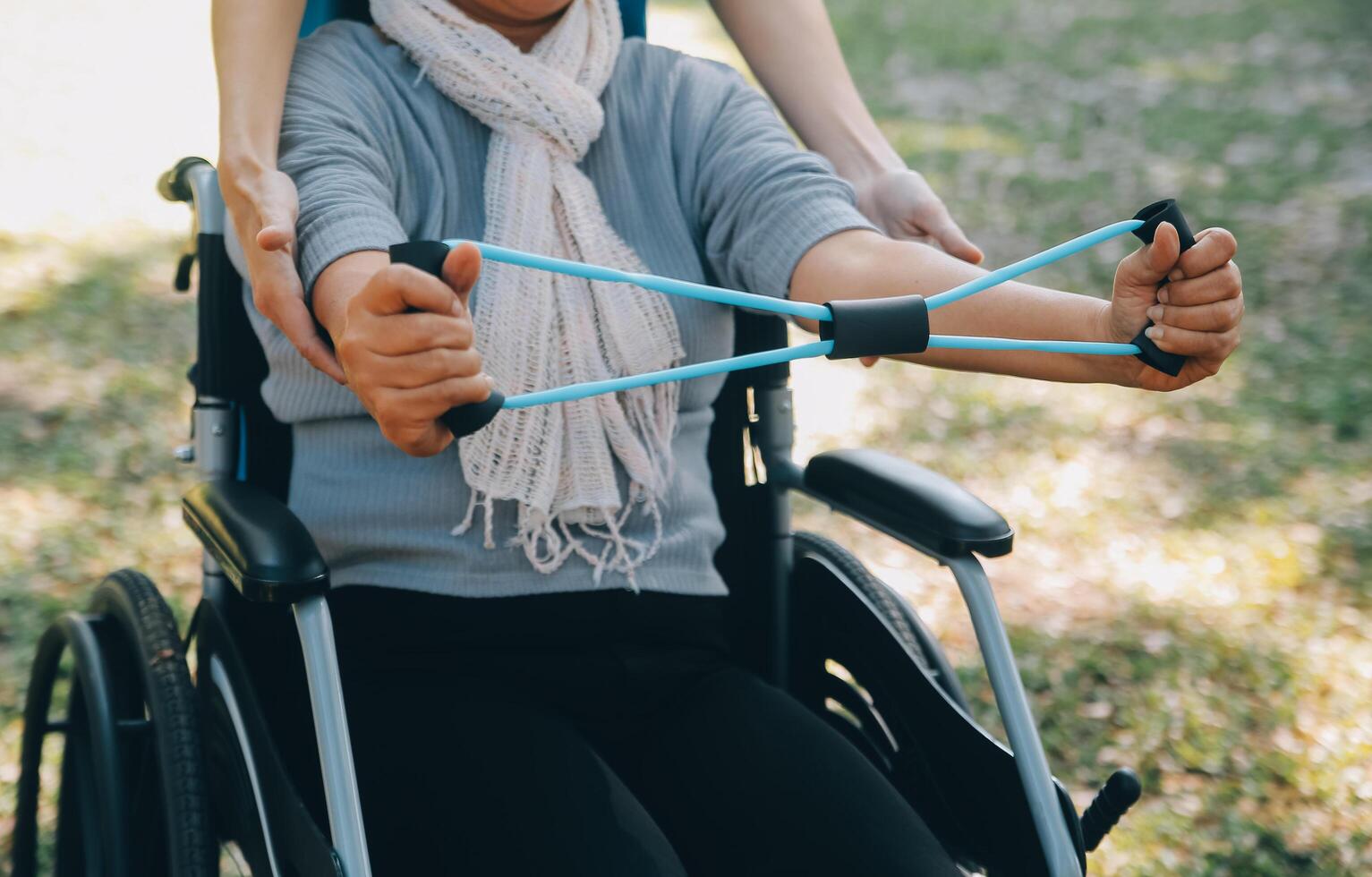 joven enfermero o fisioterapeuta en matorrales Ayudar un contento retirado antiguo mujer hacer aptitud ejercicios con ligero peso pesas a hogar. concepto de fisioterapia para personas mayores foto