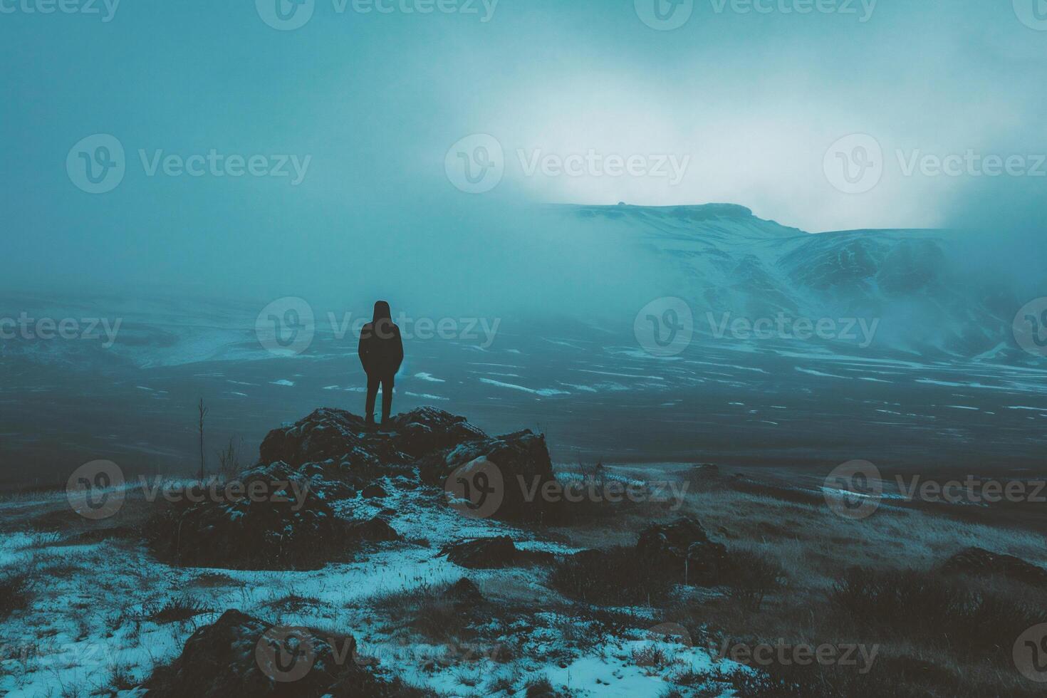 ai generado silueta de un hombre en pie en parte superior de un montaña en el niebla. foto