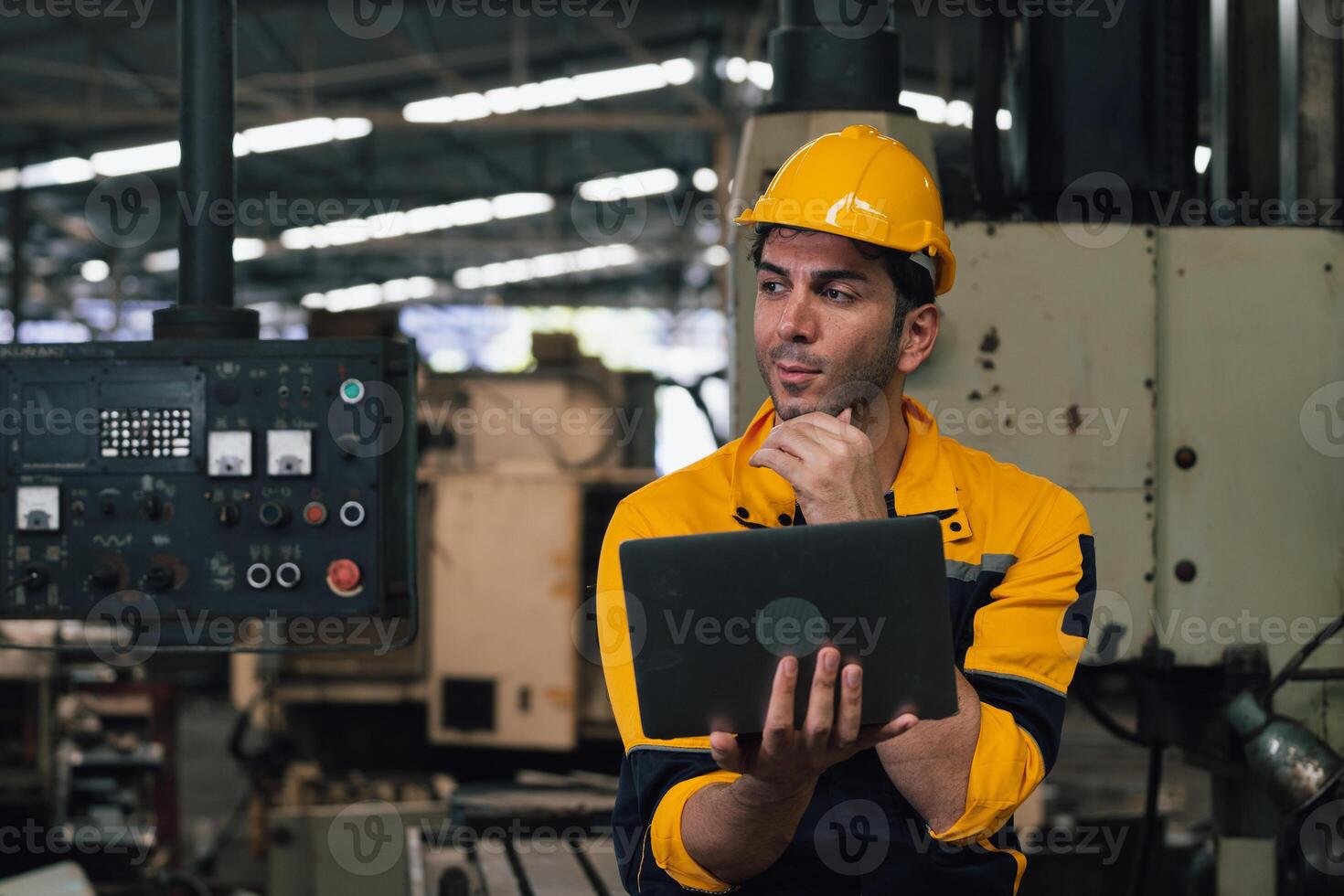 caucásico ingeniero utilizando un ordenador portátil en un fábrica. hombre trabajando en plástica fábrica. foto