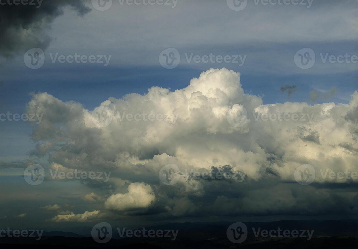 maravilloso nubes y montañas aéreo ver foto