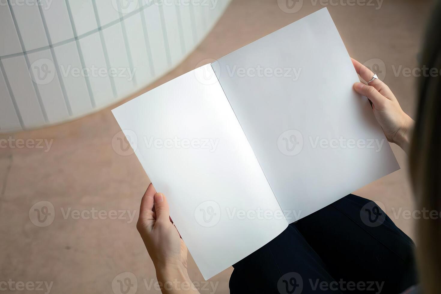 un libro con un blanco vacío cubrir Bosquejo modelo foto