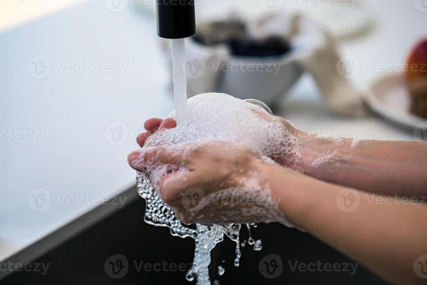 manos lavar procedimiento, limpieza manos con jabón desde virus y contaminación. lavar manos antes de cena foto