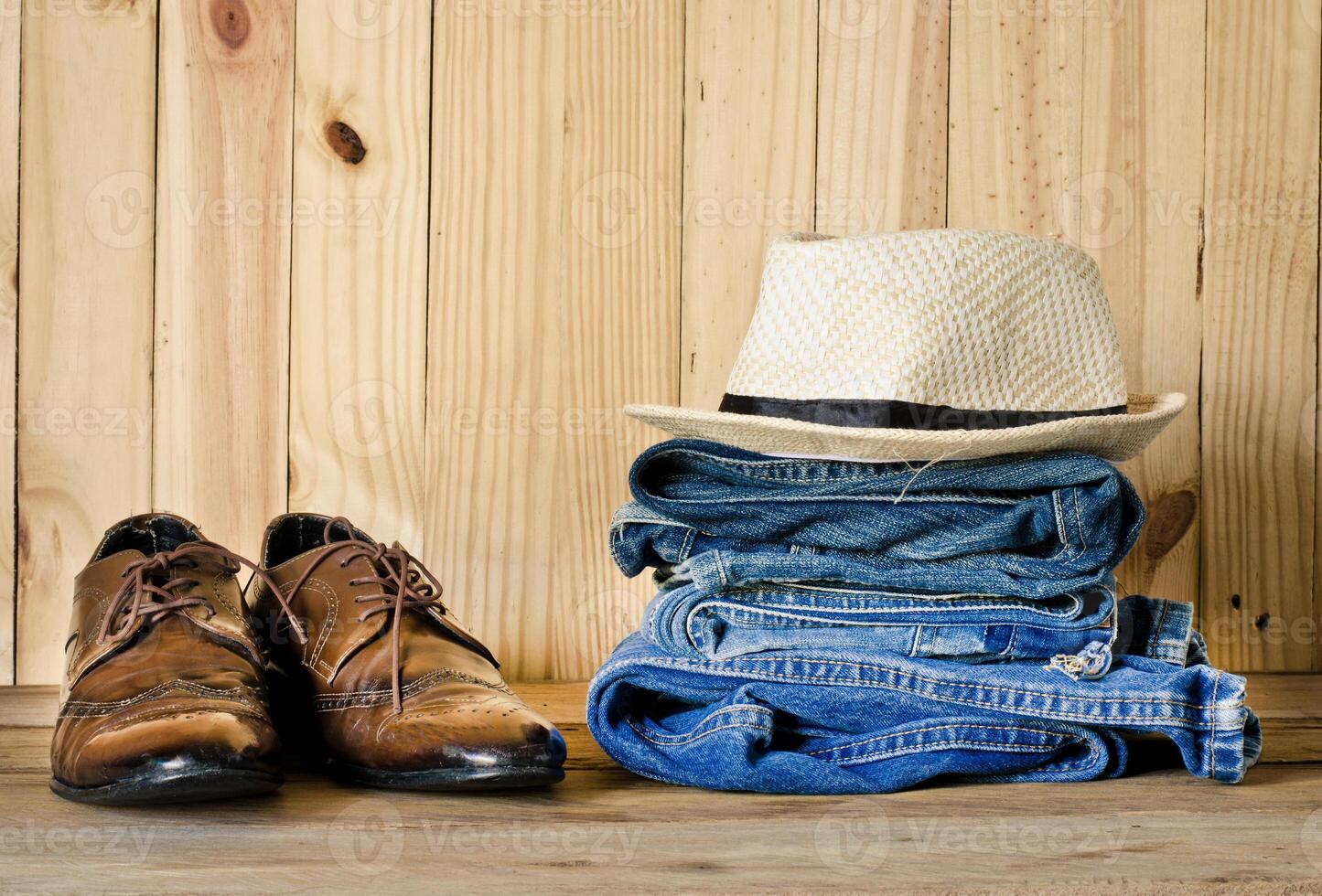 viajes, accesorios, vaqueros, sombreros, zapatos, Listo para el viaje en de madera backgrond foto