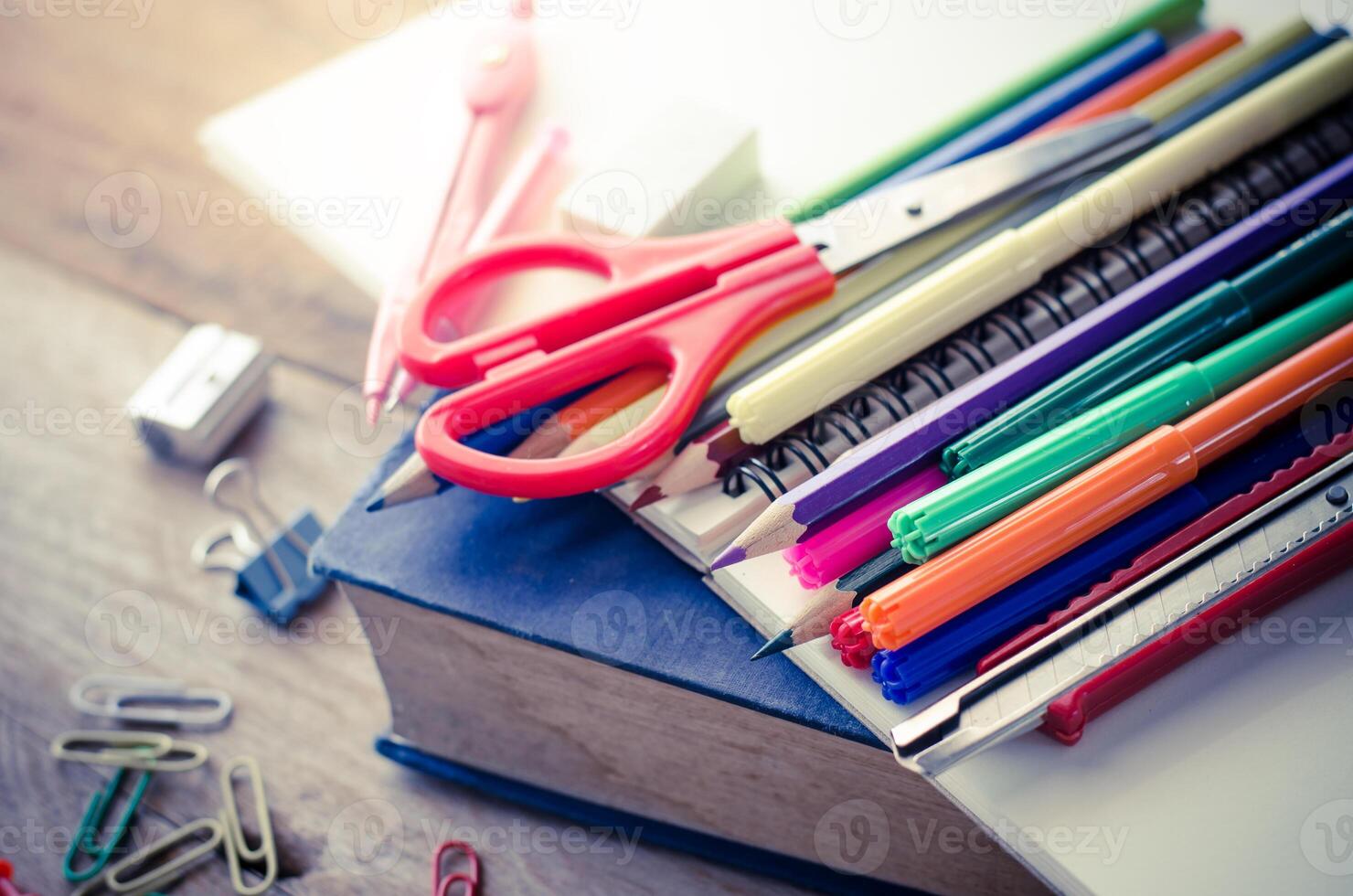 colegio suplir metido en un madera antecedentes concepto Listo para escuela. foto