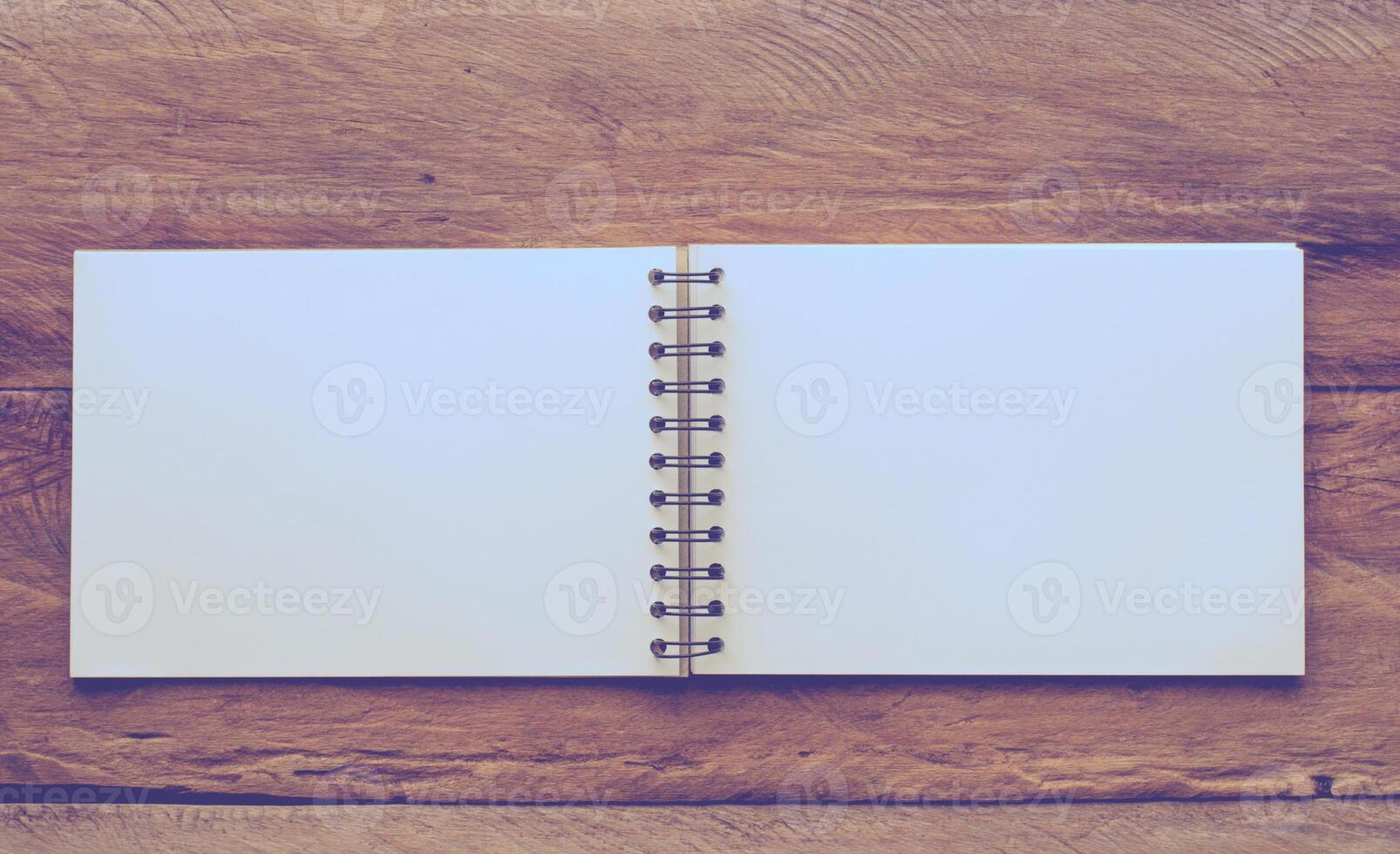 cuadernos blanco en un de madera mesa. foto