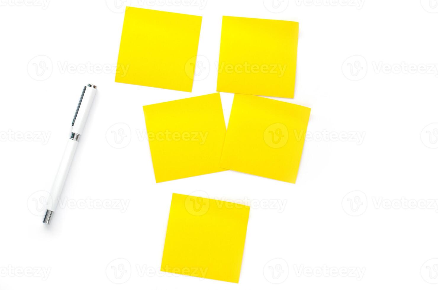 amarillo notas papel y bolígrafo en blanco antecedentes foto