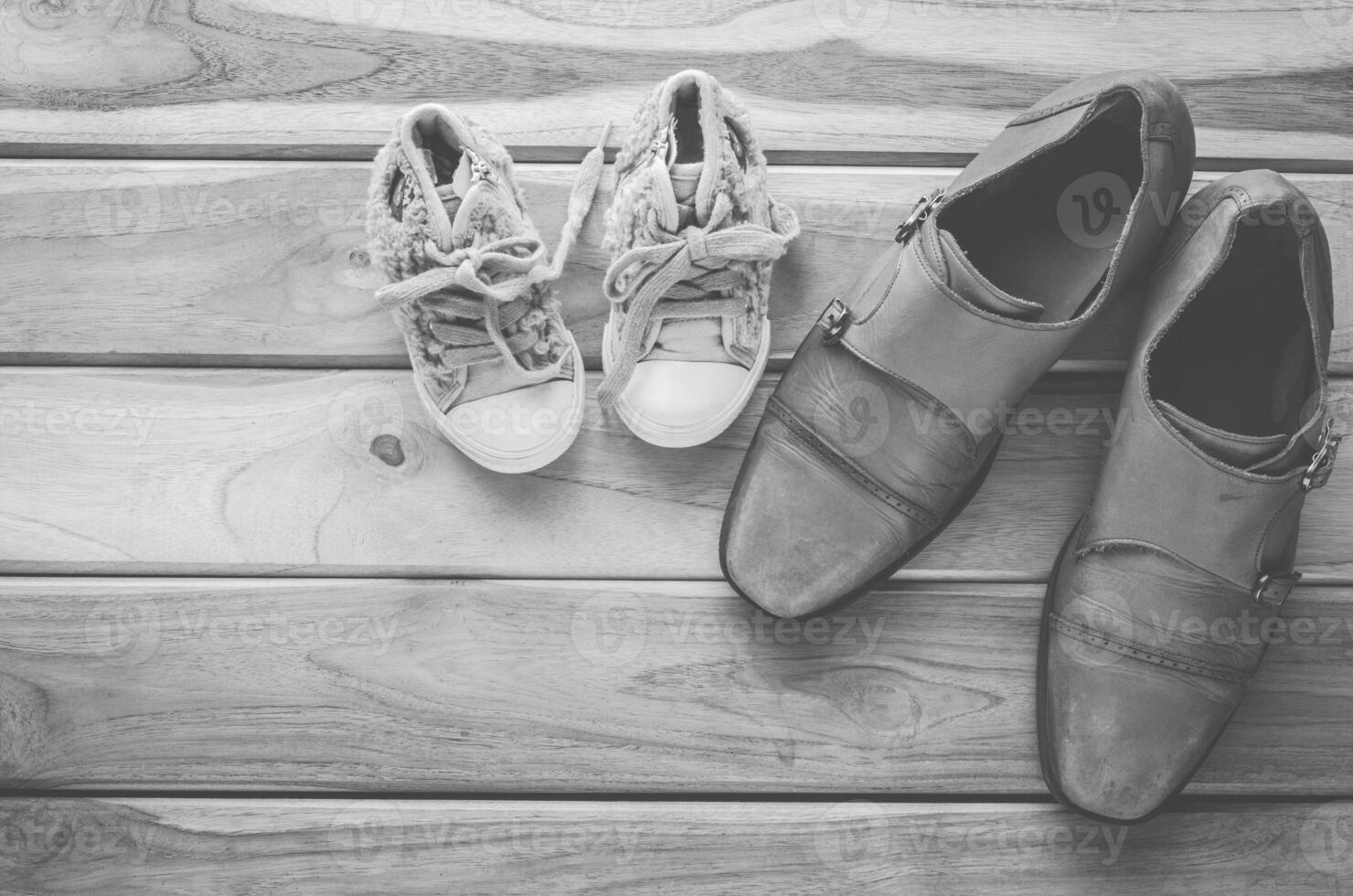 Zapatos para papá y hija tono negro y blanco - concepto proteger foto