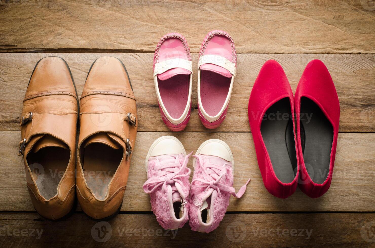zapatos, cuatro pares de papá, mamá, hija y hijo - el familia concepto foto