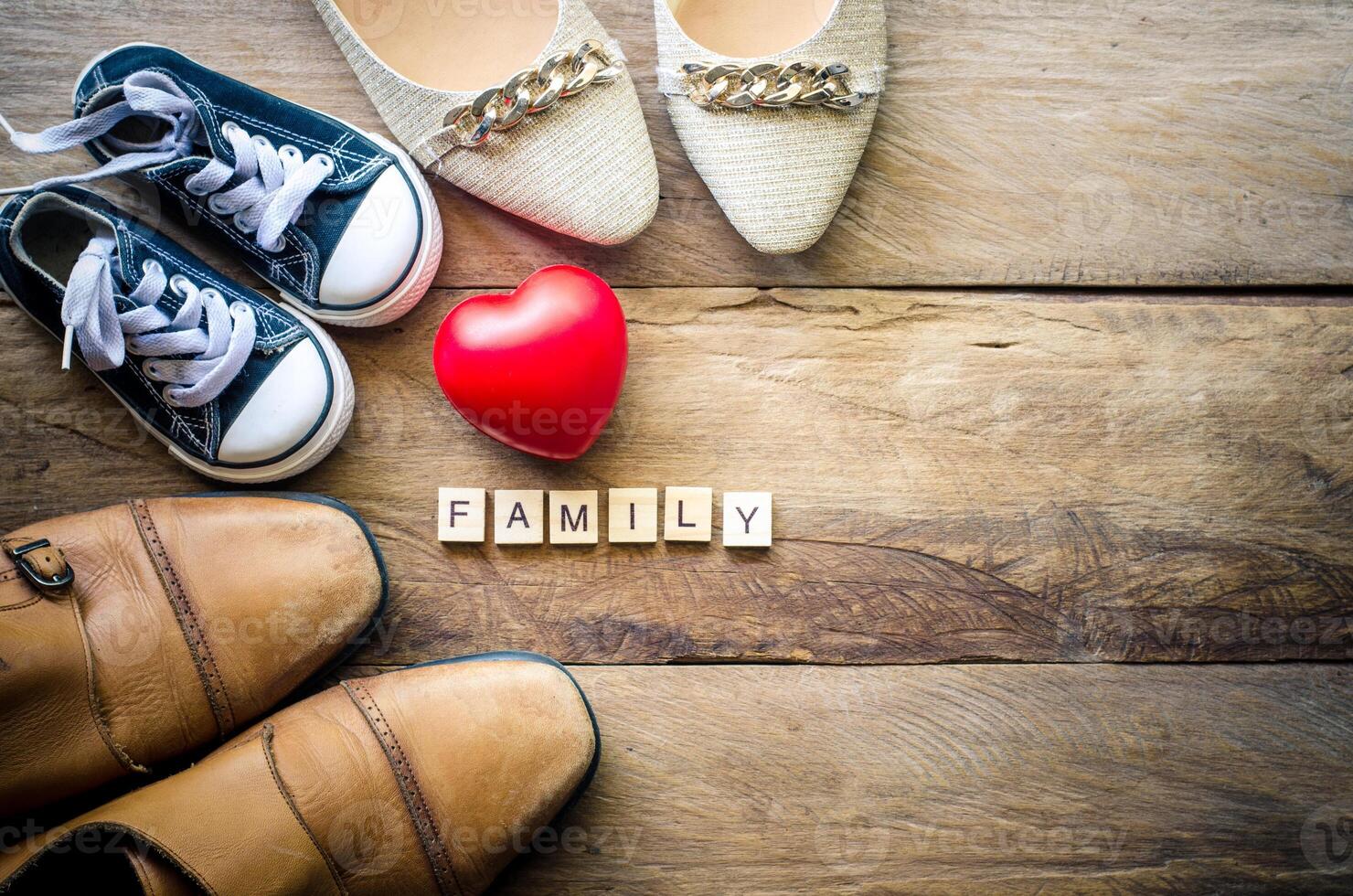 corazón Zapatos para familia. para el amor de un familia cuyo padres espectáculo calor y cuidado. foto