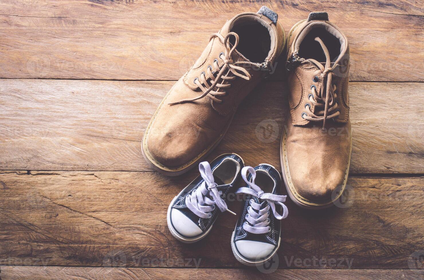 el Zapatos de padre y hijo - concepto Cuídate foto