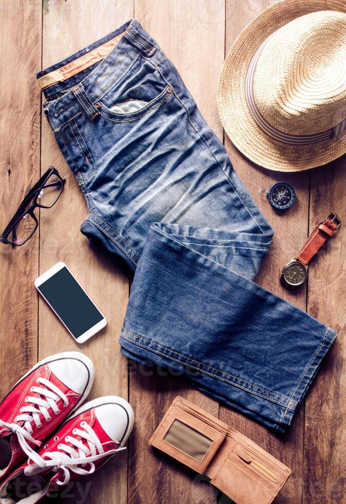 ropa y accesorios para viaje en de madera piso - concepto estilo de vida foto