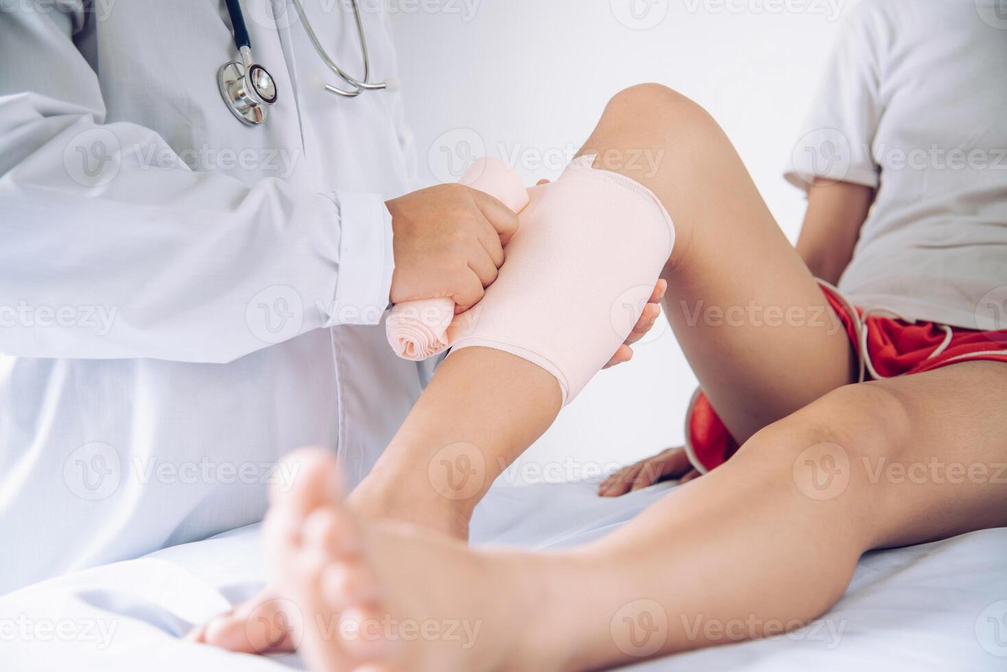 Doctors are treating patients with leg injuries photo