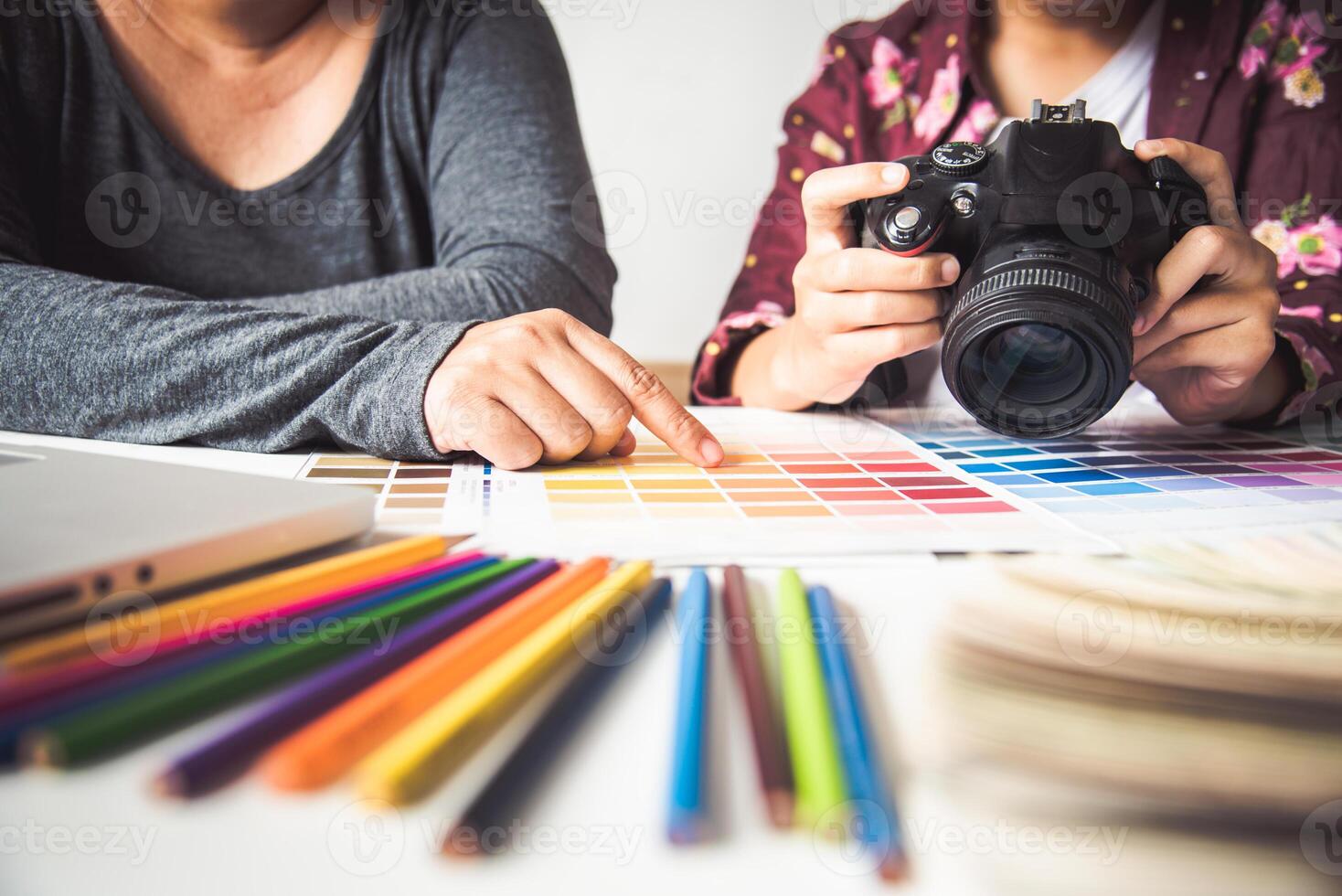 diseñador gráfico creativo ,creatividad mujer trabajando en cámara y diseño colorante color ideas estilo foto
