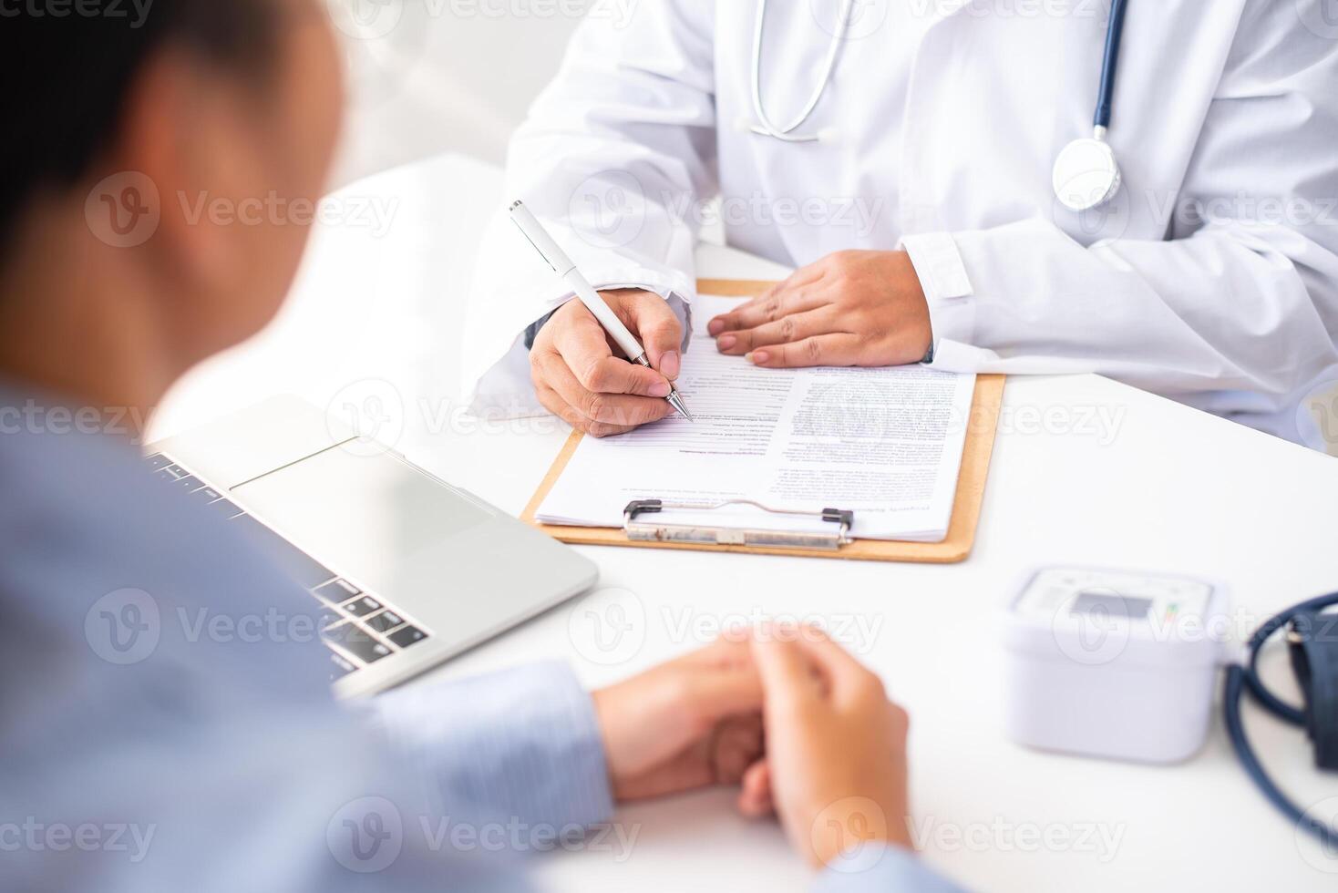 The doctor is discussing with the patient after a physical examination of the results and treatment photo