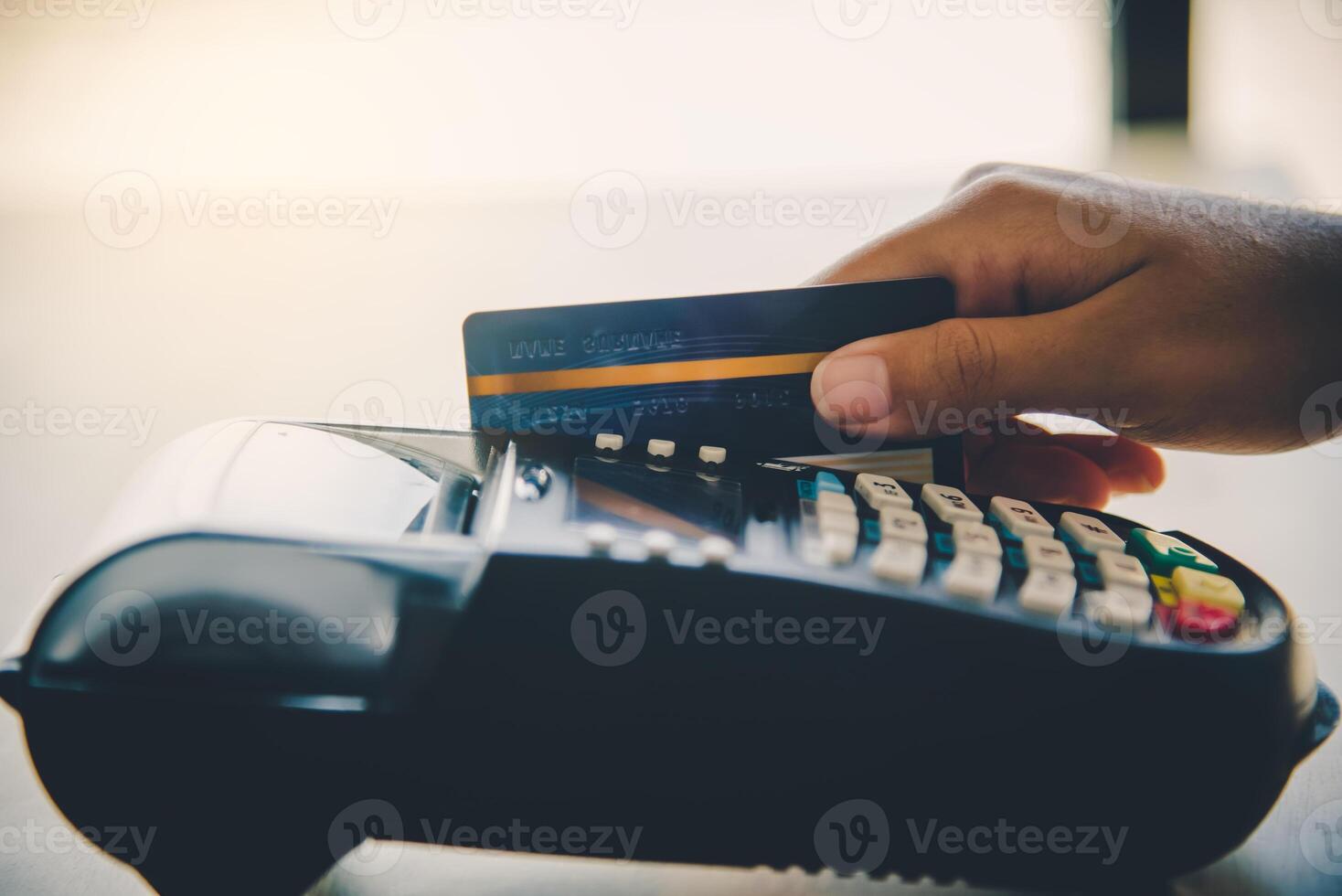 pago por crédito tarjeta , comprando y de venta productos utilizando un crédito tarjeta golpe fuerte máquina foto