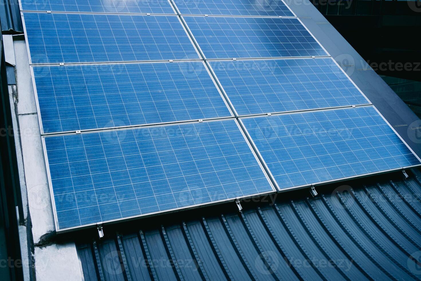 solar paneles en el techo solar panel techo ver de el solar panel. renovable energía concepto alternativa energía. foto