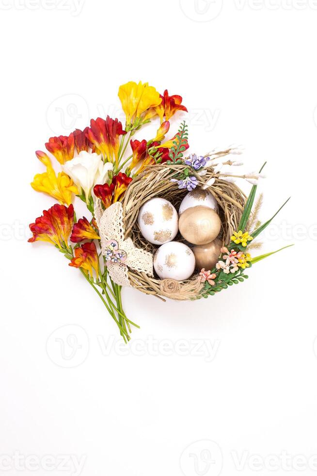 ramo de flores de amarillo y rojo flores con nido con de colores huevos en blanco antecedentes. contento Pascua de Resurrección. vertical. Copiar espacio foto