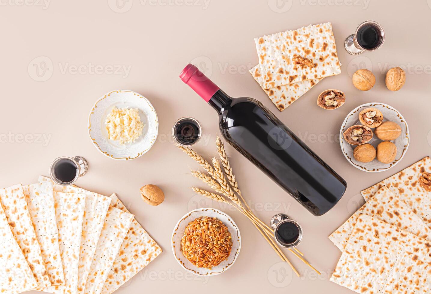 matzot, botella de comestible según la ley judía vino, un plata taza con vino, nueces, Fruta mezcla, Picos. tradicional comida para el celebracion de el judío Pascua. foto