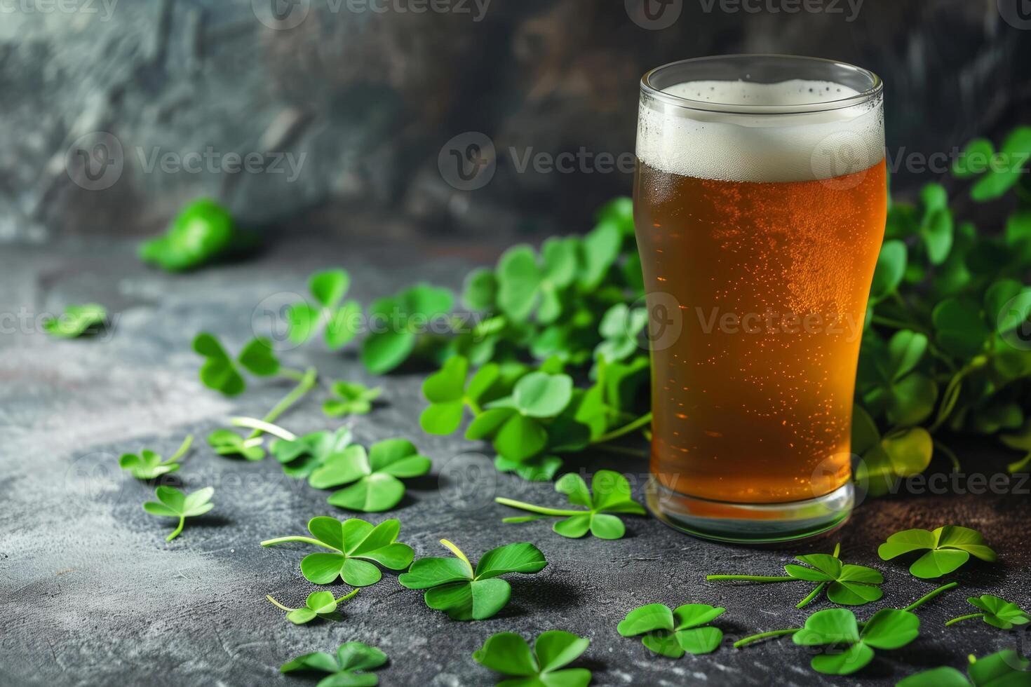 ai generado S t. patrick's día antecedentes con un refrescante frío cerveza y tréboles generativo ai foto