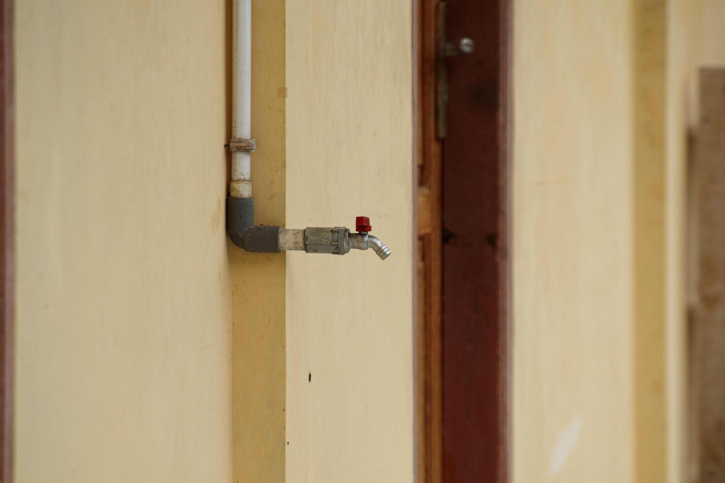 foto de un agua grifo en el terraza de un colegio