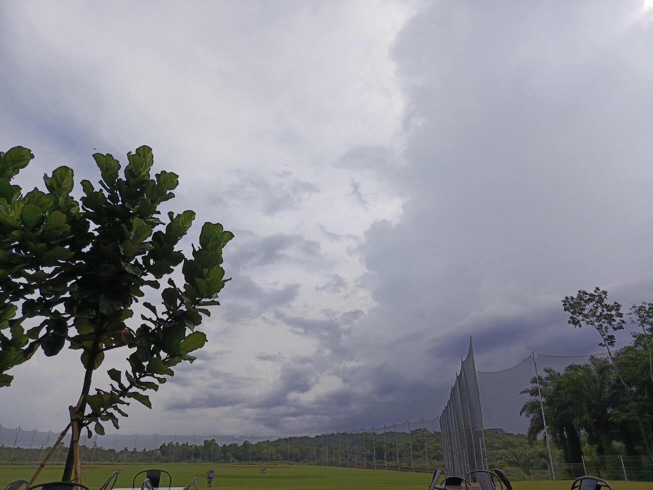 foto de cielo ver y golf curso con verde césped