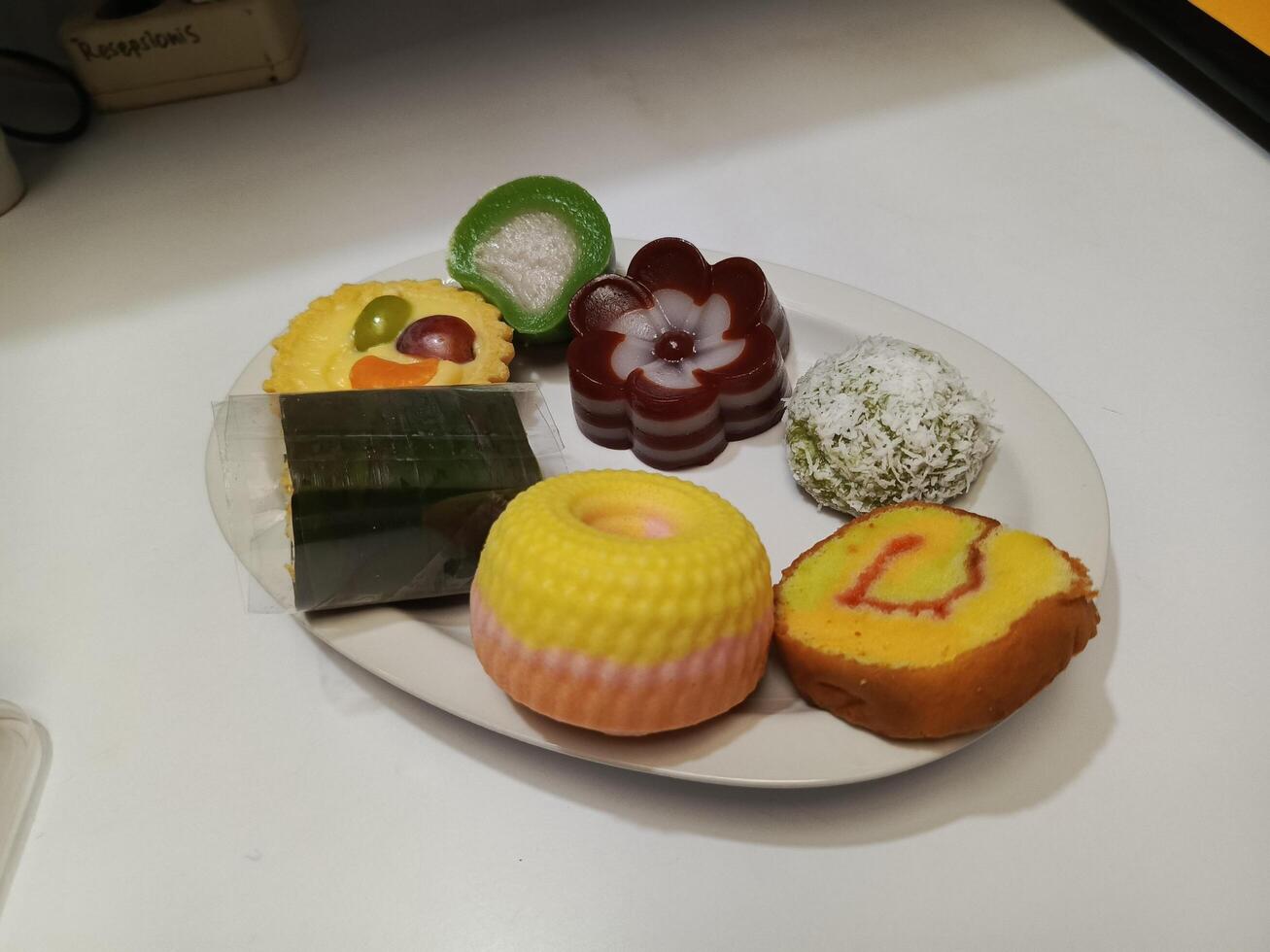 Photos of various traditional Indonesian sweet and salty cakes, consisting of sponge cake, muffin cake, risol, klepon, layer cake, nona Manis, Manis Cantik, Bolu Kukus, very suitable for snacks