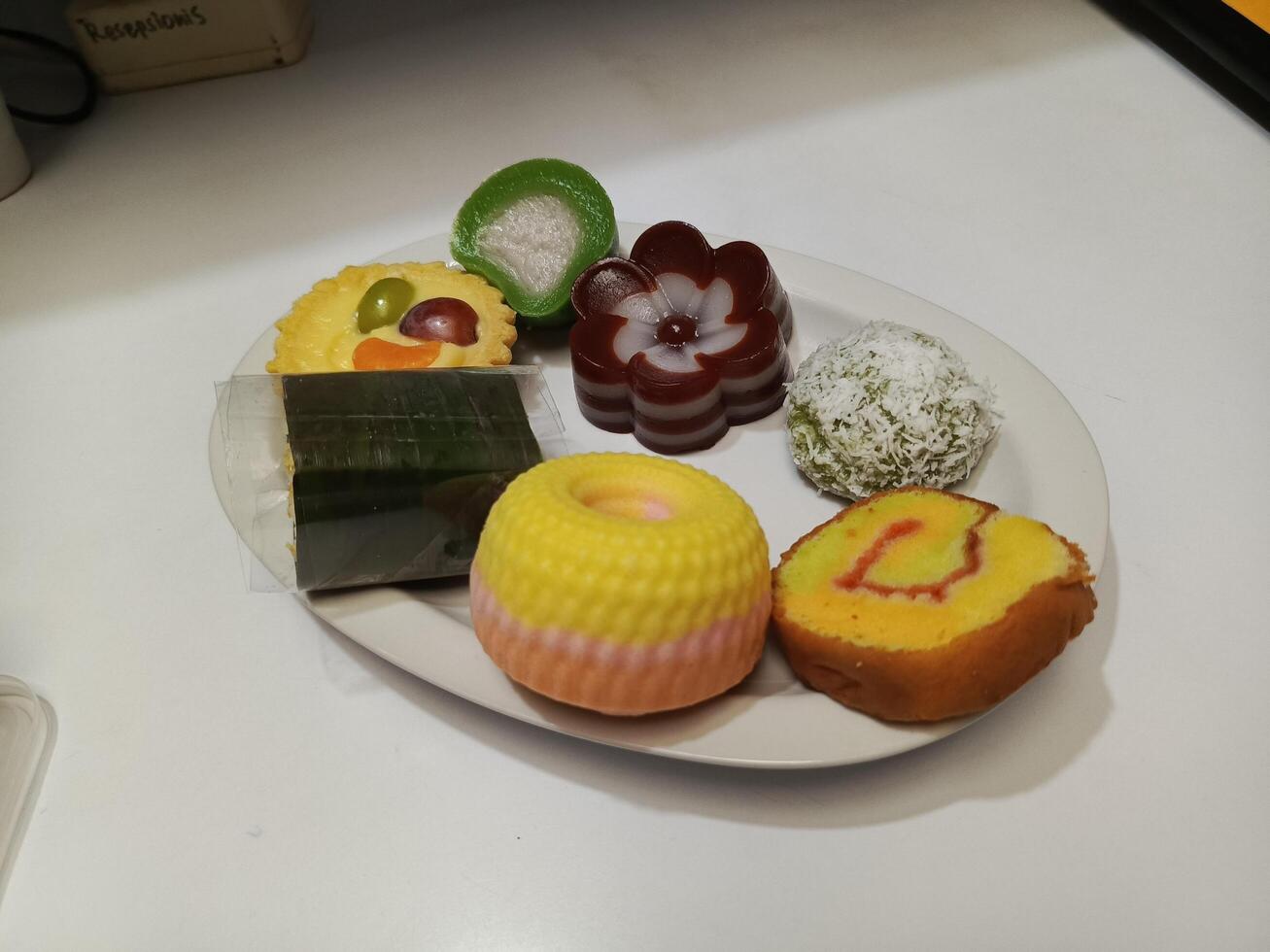 Photos of various traditional Indonesian sweet and salty cakes, consisting of sponge cake, muffin cake, risol, klepon, layer cake, nona Manis, Manis Cantik, Bolu Kukus, very suitable for snacks