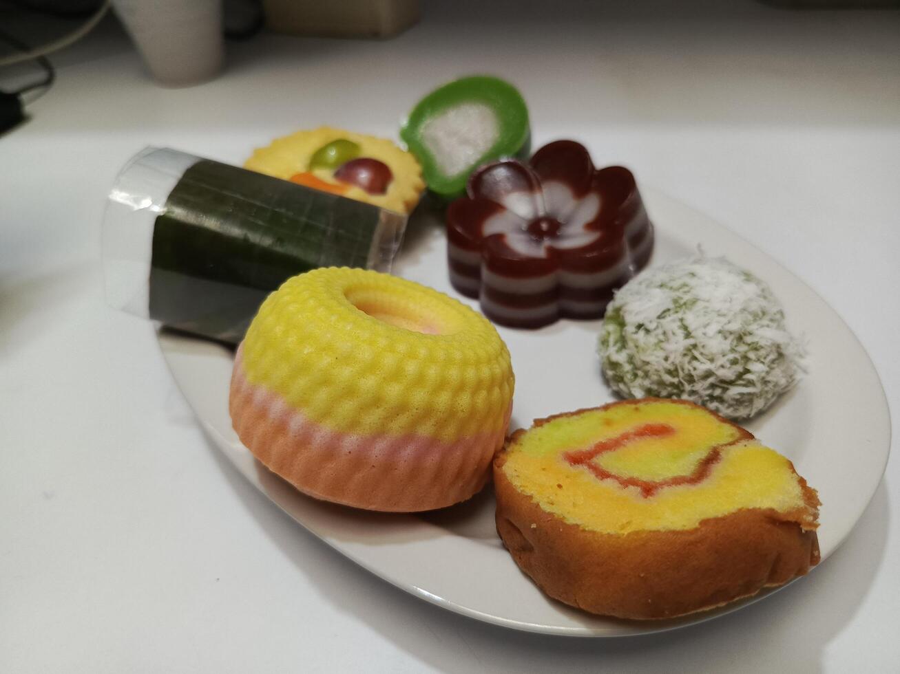 Photos of various traditional Indonesian sweet and salty cakes, consisting of sponge cake, muffin cake, risol, klepon, layer cake, nona Manis, Manis Cantik, Bolu Kukus, very suitable for snacks