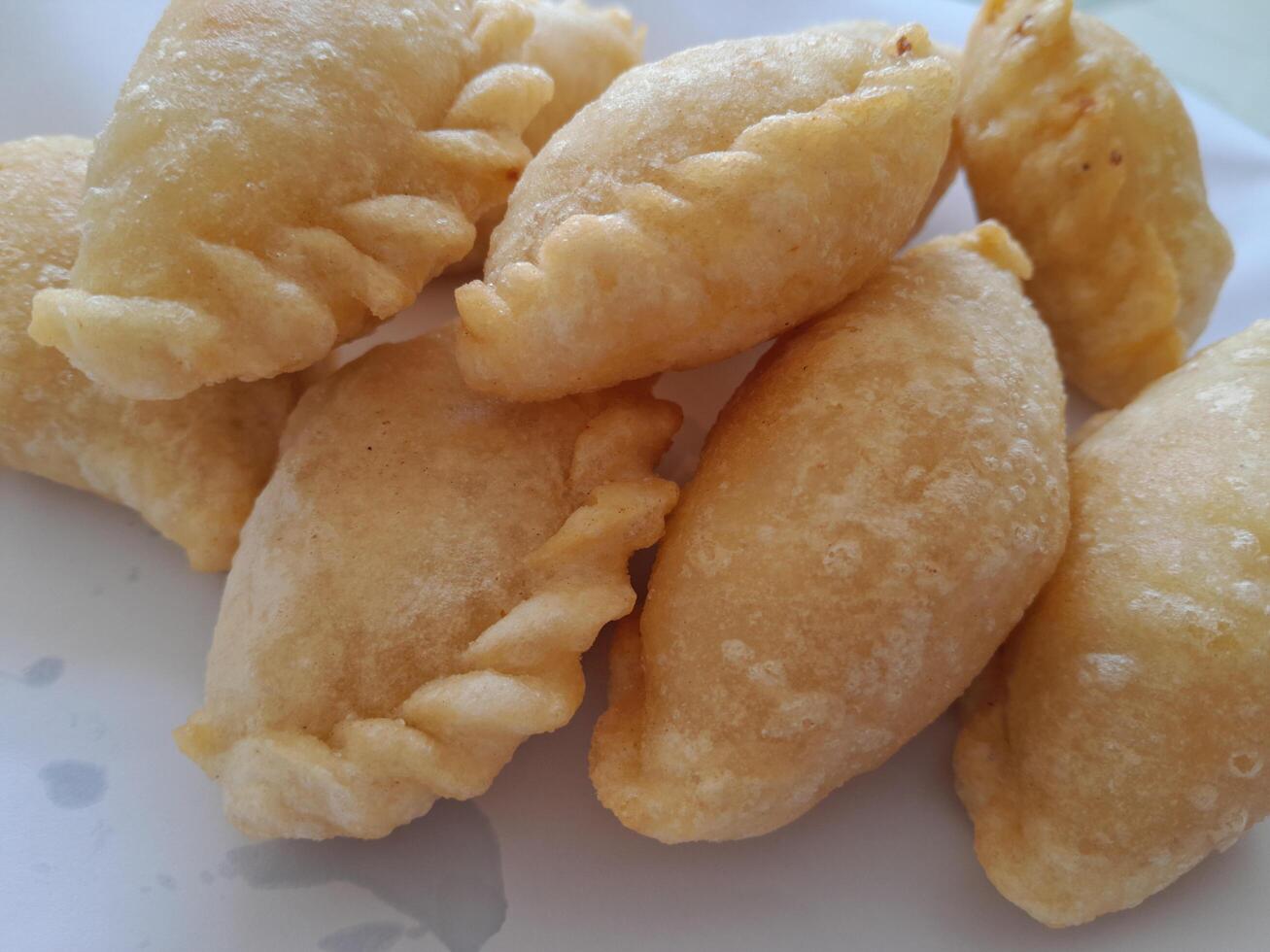 pempek o empek-empek típico comida desde palembang, Indonesia. esta foto es Perfecto para comida revistas, tabloide periódicos, comida receta libros.