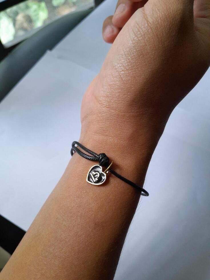 foto de pulsera con zodíaco colgante. esta foto es adecuado para publicidad fotos, calendarios, revistas, carteles, pancartas