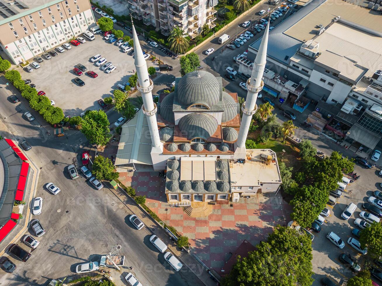 aéreo Disparo de un mezquita en el ciudad foto