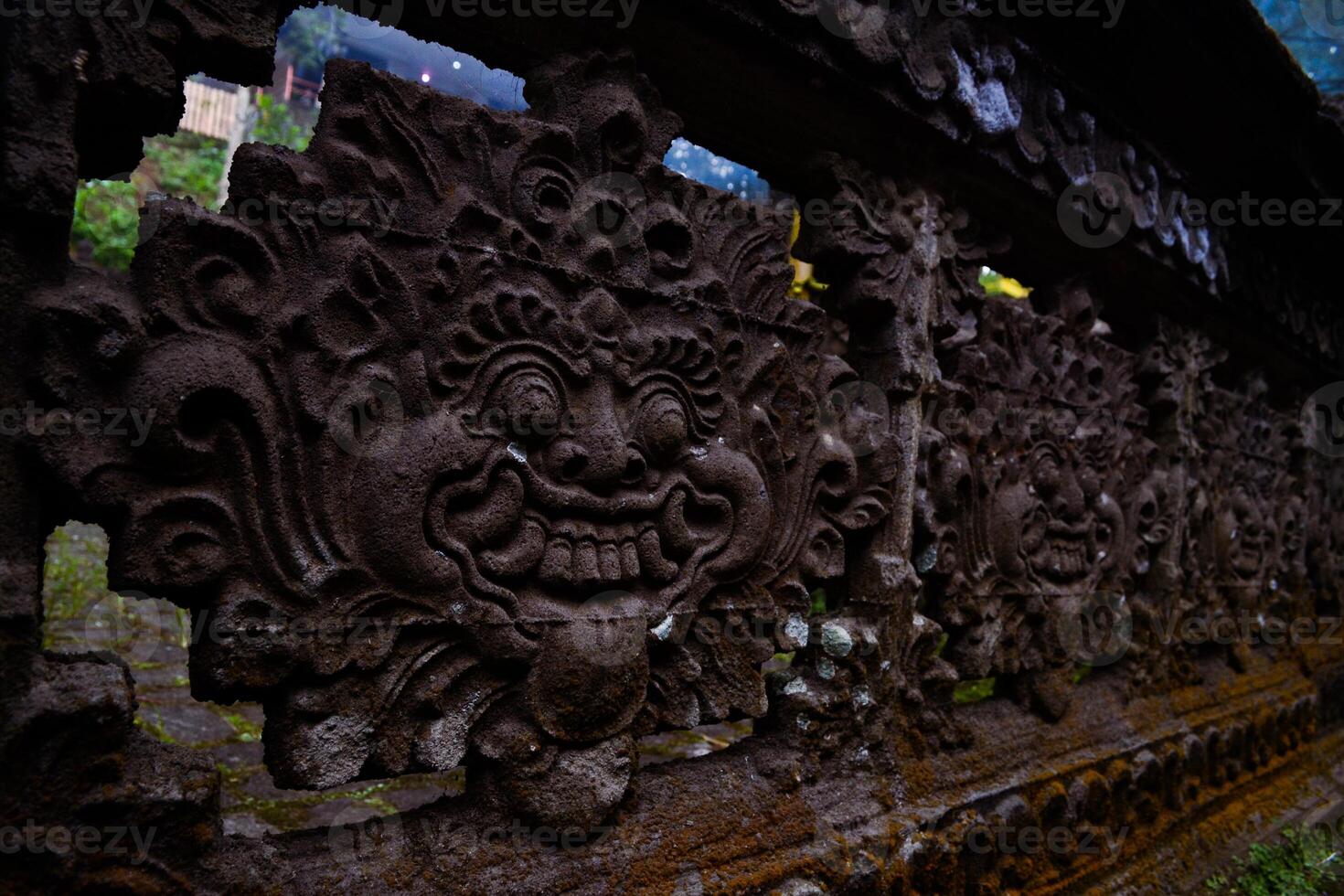 un tallado Roca templo cerca con un tallado cara en eso foto