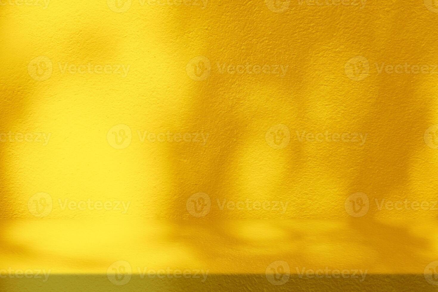 fortuna oro estuco mesa con naturaleza sombra en hormigón pared textura fondo, adecuado para cosmético producto presentación fondo, mostrar, y burlarse de arriba. foto