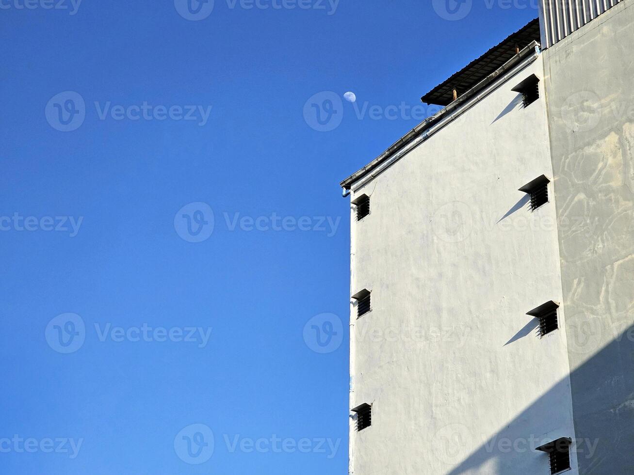 mínimo Clásico edificio con azul cielo antecedentes. foto