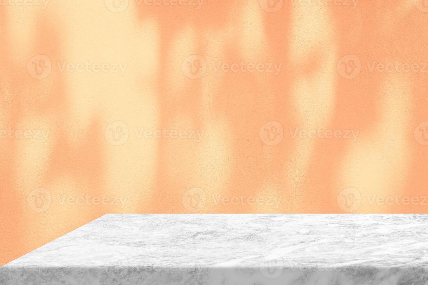 blanco mármol mesa con árbol sombra en hormigón pared textura antecedentes en melocotón pelusa color, adecuado para producto presentación fondo, mostrar, y burlarse de arriba. foto