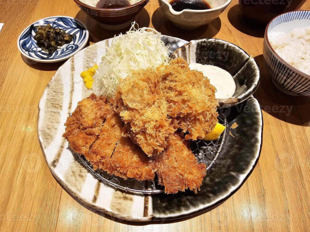 ostras y Cerdo filete de lomo tonkatsu es un famoso japonés receta. foto