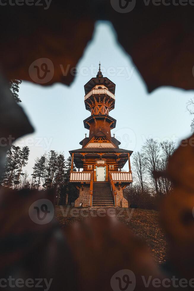 roznov de madera Estar atento torre en el joyas de beskydy montañas en el checo república durante puesta de sol foto