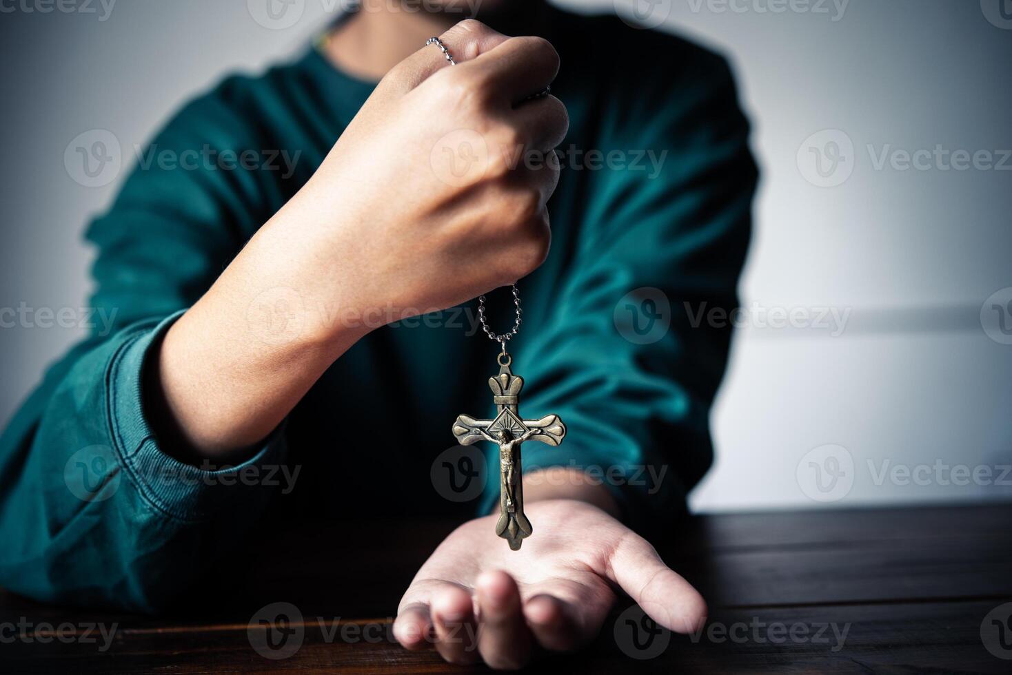 el cristiano mano sostiene el collar de Cristo en su mano, como Si él tenido siempre estado con dios. foto