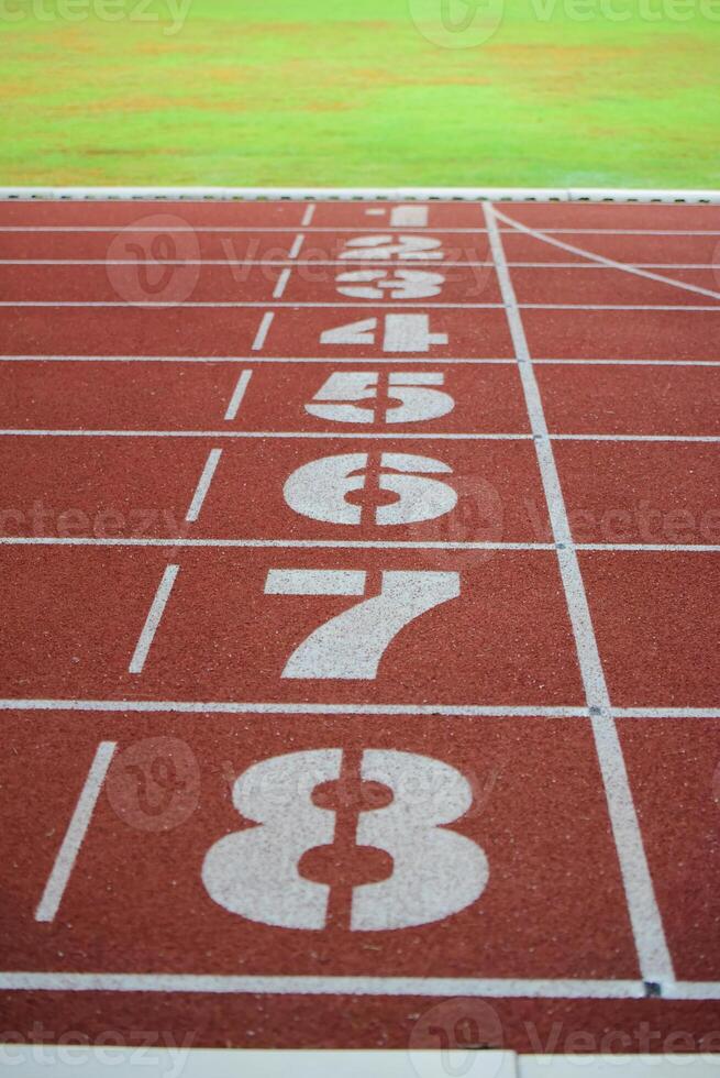 atleta corriendo pista con número en el comienzo . perspectiva foto