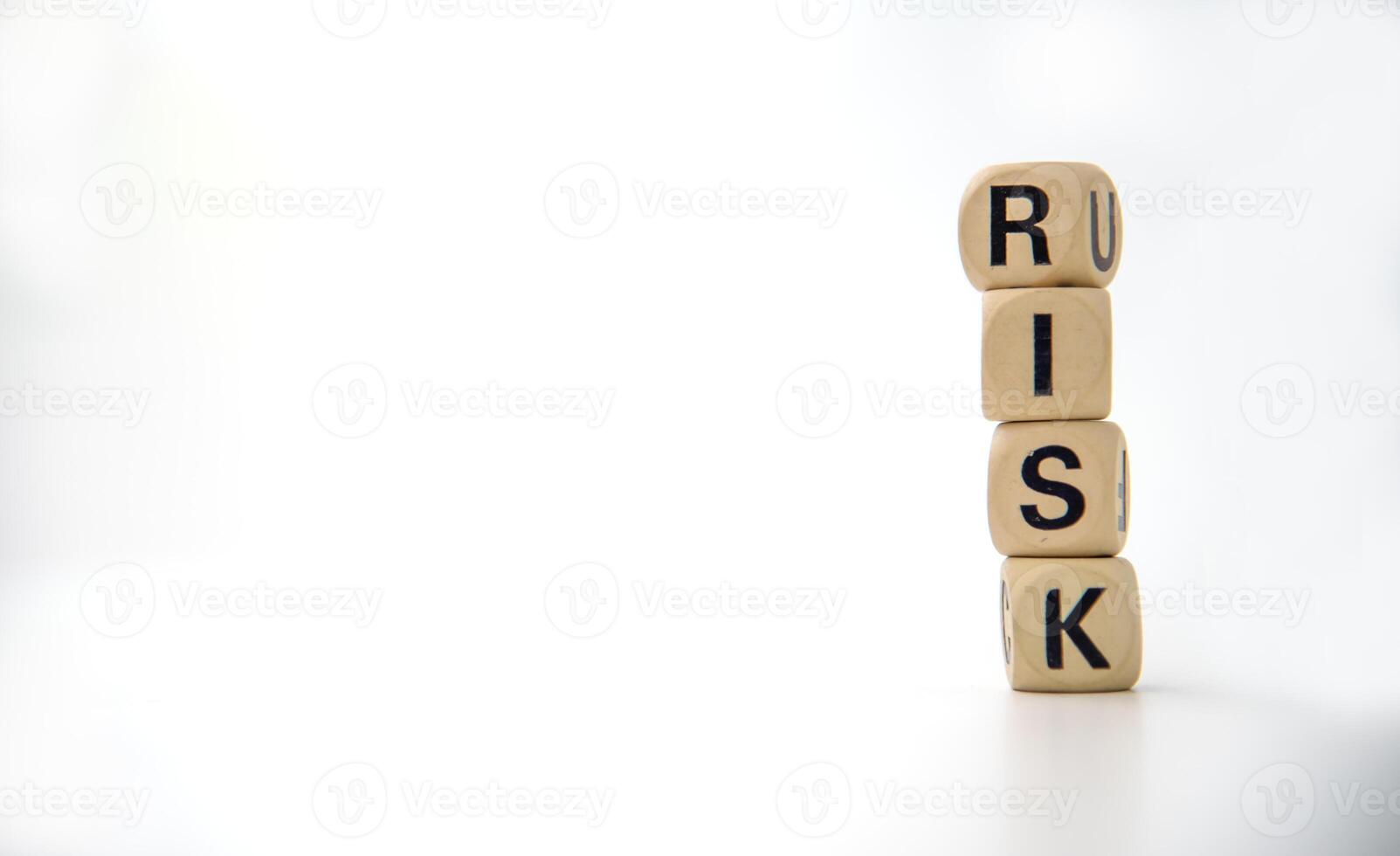 de madera bloquear con el palabra riesgo. concepto riesgo administración foto