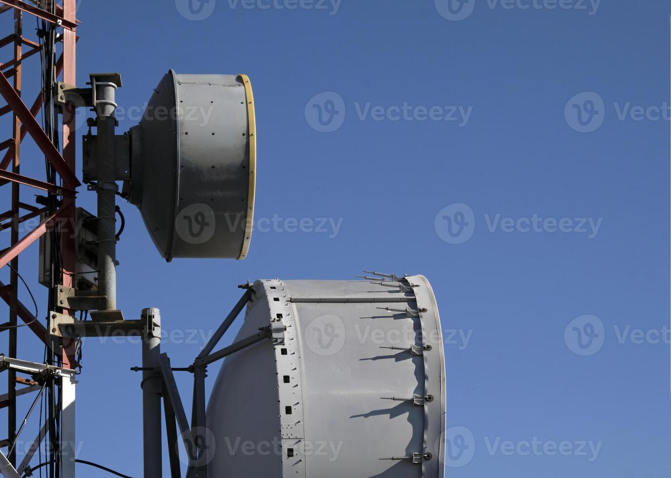 telecomunicación antena con múltiple satélite platos en contra el azul cielo foto