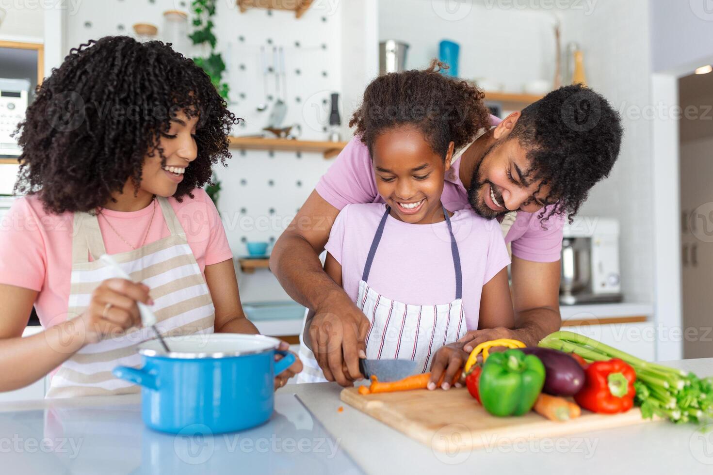 contento familia Cocinando juntos en cocina. madre y hija con padre cocinando. papá y hija el cortar verde vegetales. hogar recreación y comida preparación en fin de semana foto