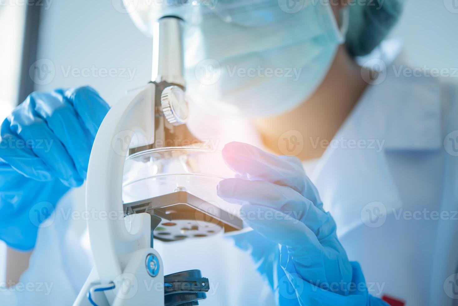 científico estudiante mirando mediante un microscopio en un experimentar investigación en laboratorio,estudiando y investigando foto