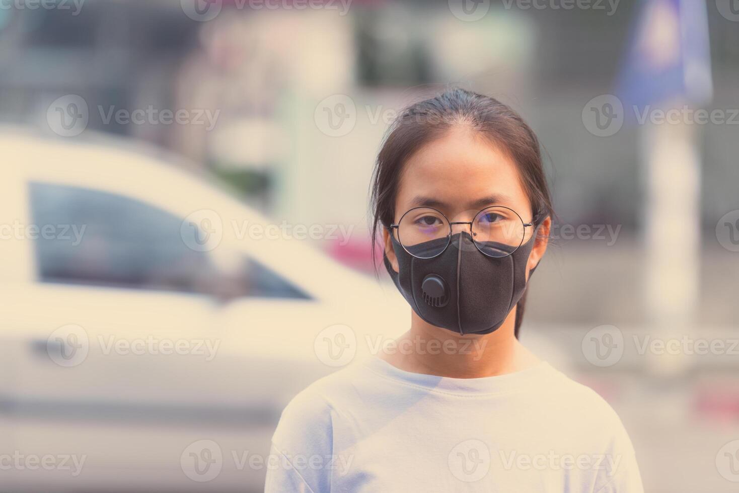 niña vistiendo un negro narices n95 paño a evitar polvo pm 2.5 cuales tiene un muy alto valor en un ciudad con tráfico foto