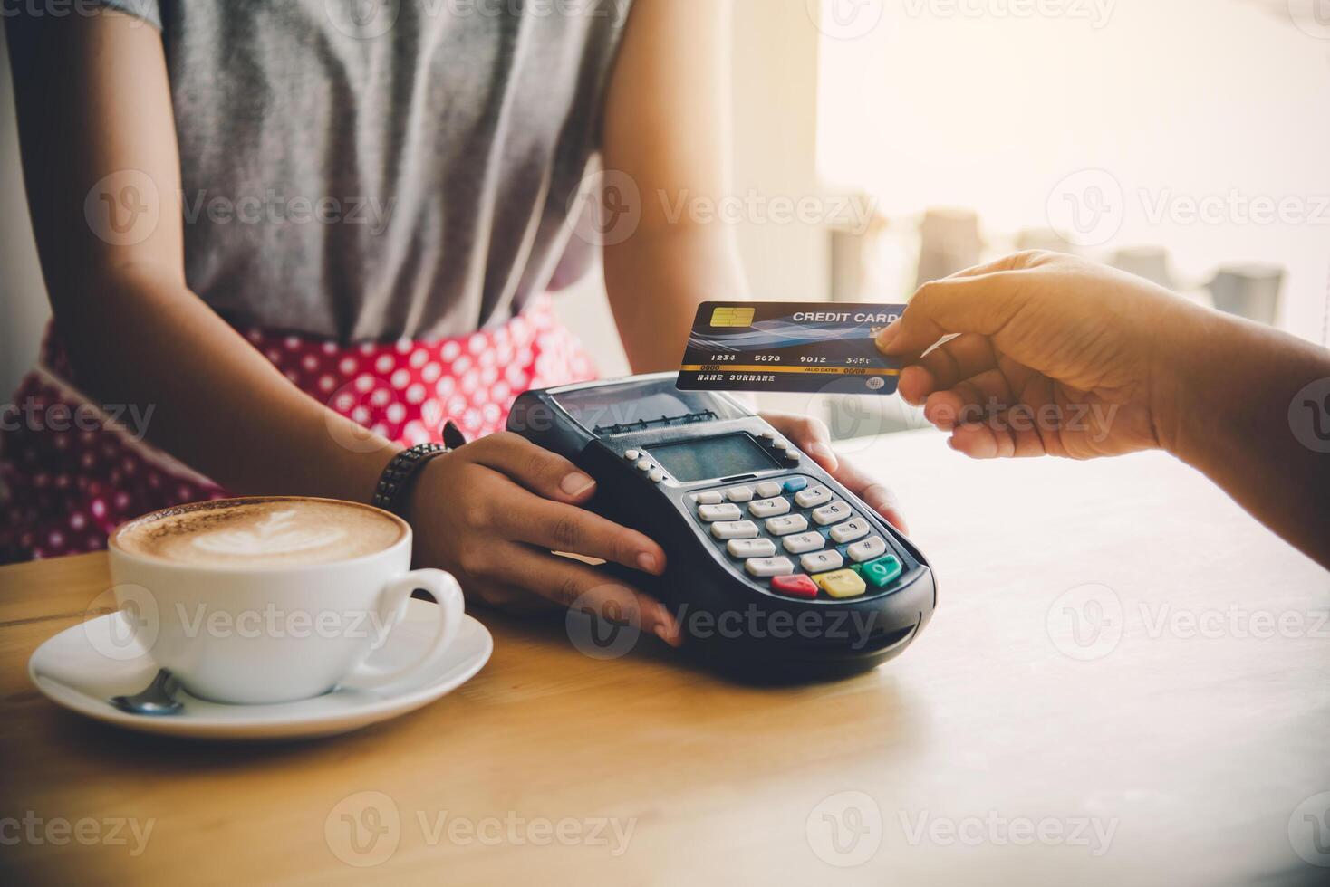 cerca arriba de mano utilizando crédito tarjeta a pagar por enviando el crédito tarjeta a el personal a el crédito tarjeta golpe fuerte máquina. en línea pago foto